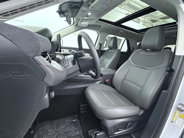 Photo of 2025 Space White Metallic Ford Explorer