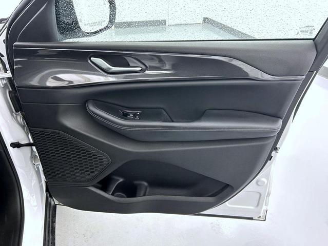 Photo of 2023 Bright White Clearcoat Jeep Grand Cherokee