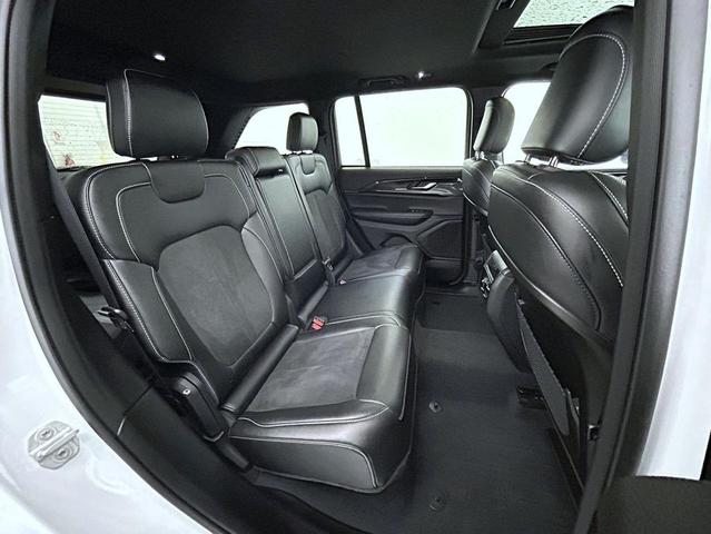 Photo of 2023 Bright White Clearcoat Jeep Grand Cherokee