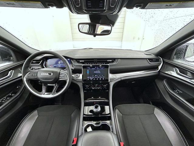 Photo of 2023 Bright White Clearcoat Jeep Grand Cherokee
