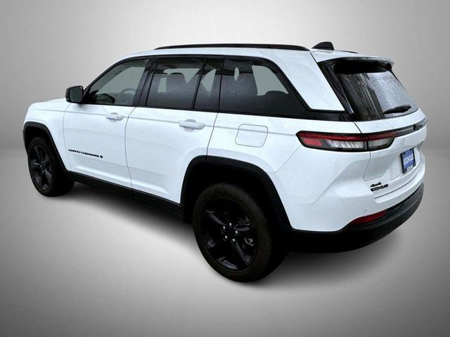 Photo of 2023 Bright White Clearcoat Jeep Grand Cherokee