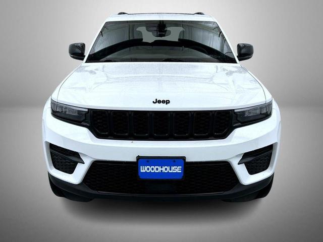 Photo of 2023 Bright White Clearcoat Jeep Grand Cherokee