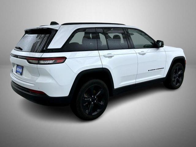 Photo of 2023 Bright White Clearcoat Jeep Grand Cherokee