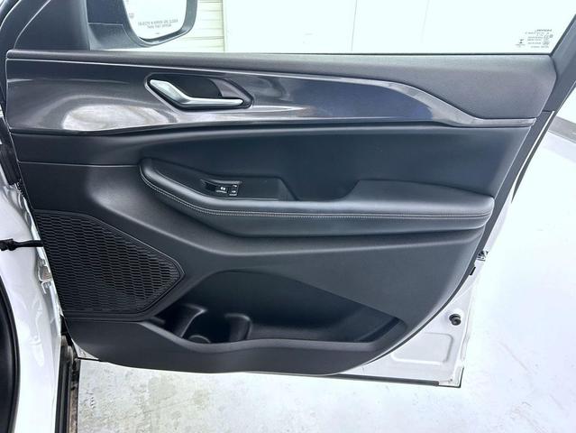 Photo of 2023 Bright White Clearcoat Jeep Grand Cherokee