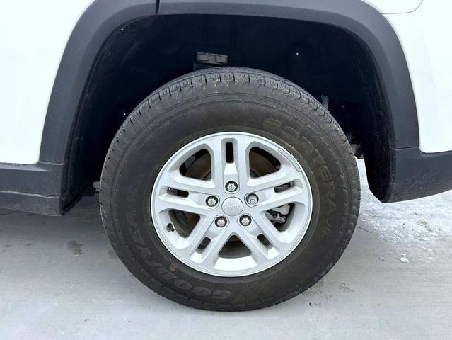 Photo of 2023 Bright White Clearcoat Jeep Grand Cherokee