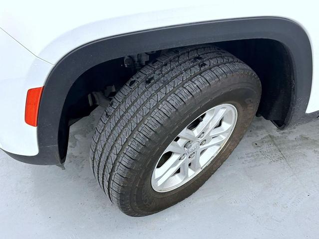 Photo of 2023 Bright White Clearcoat Jeep Grand Cherokee