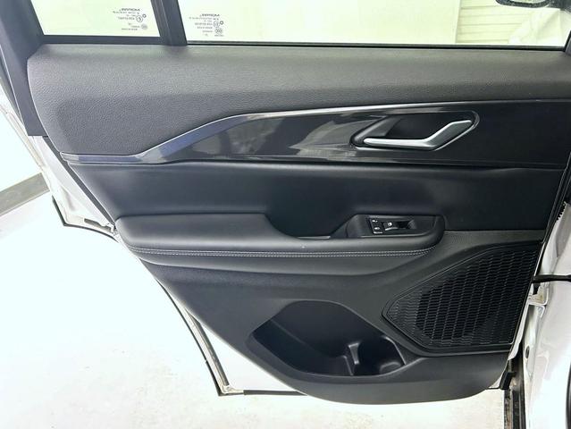 Photo of 2023 Bright White Clearcoat Jeep Grand Cherokee