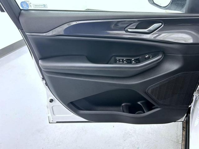 Photo of 2023 Bright White Clearcoat Jeep Grand Cherokee
