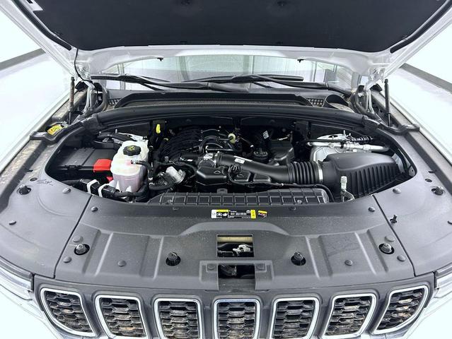 Photo of 2023 Bright White Clearcoat Jeep Grand Cherokee