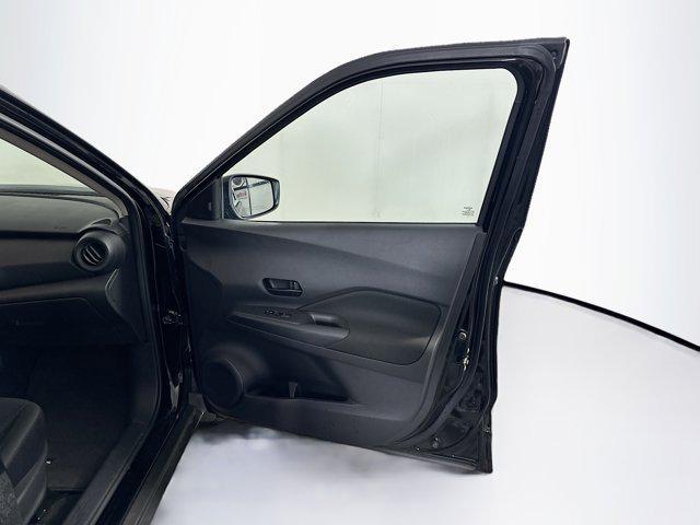 Photo of 2024 Super Black Nissan Kicks