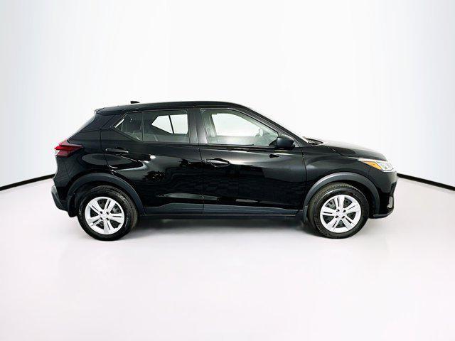 Photo of 2024 Super Black Nissan Kicks