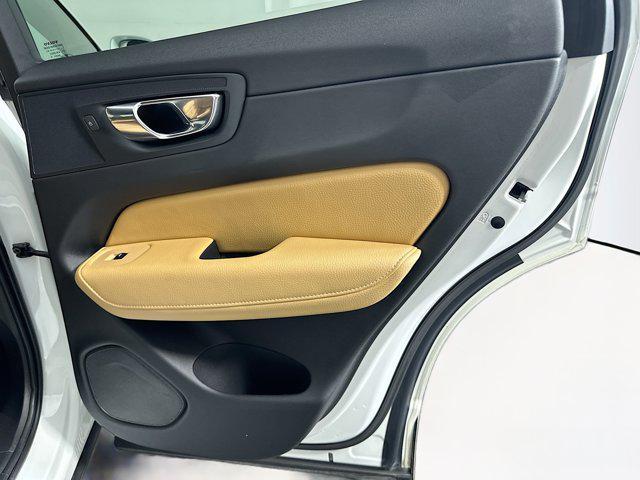 Photo of 2020 Crystal White Metallic Volvo XC60