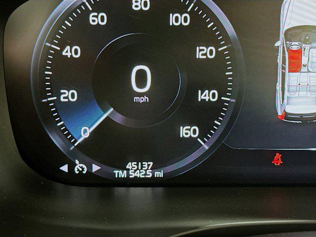 Photo of 2020 Crystal White Metallic Volvo XC60