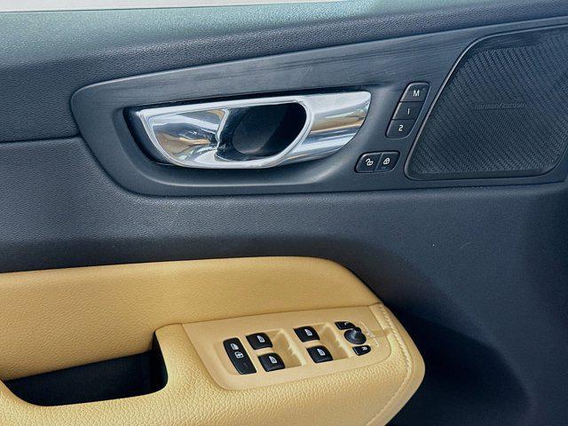 Photo of 2020 Crystal White Metallic Volvo XC60
