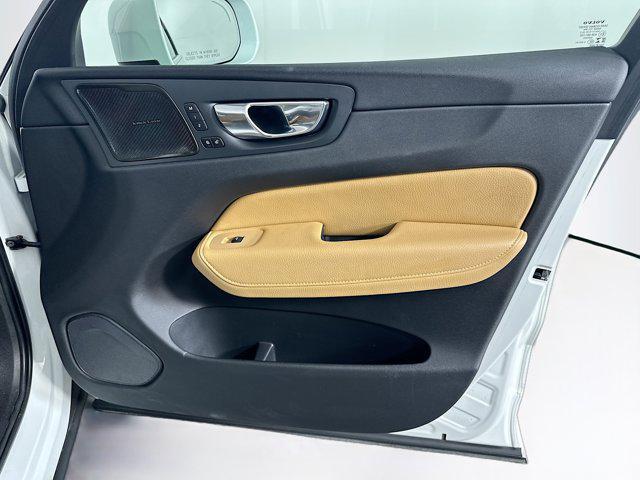 Photo of 2020 Crystal White Metallic Volvo XC60