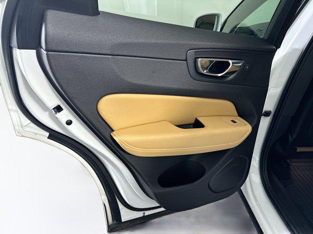 Photo of 2020 Crystal White Metallic Volvo XC60