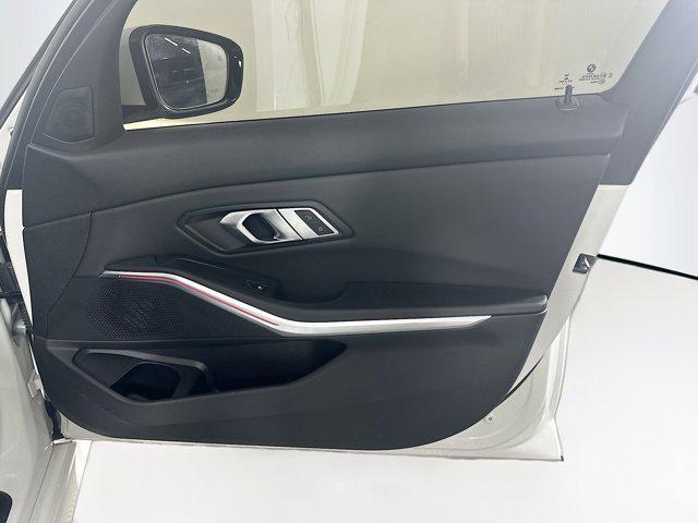 Photo of 2022 Alpine White BMW 330