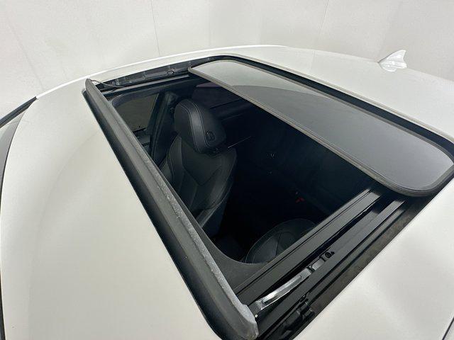 Photo of 2022 Alpine White BMW 330