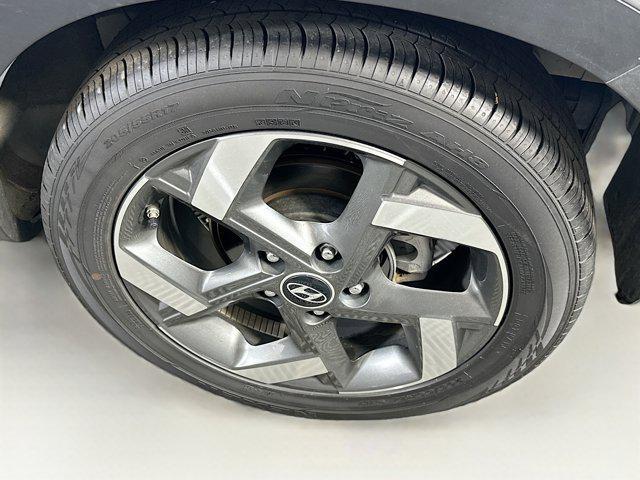 Photo of 2024 Shimmering Silver Hyundai VENUE