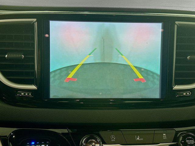 Photo of 2022 Brilliant Black Crystal Pearlcoat Chrysler Pacifica