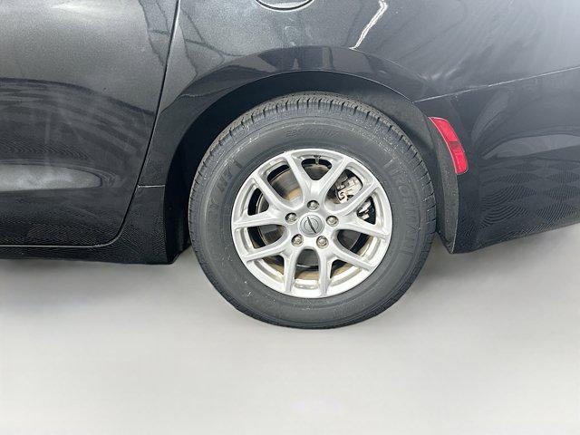 Photo of 2022 Brilliant Black Crystal Pearlcoat Chrysler Pacifica