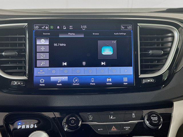 Photo of 2022 Brilliant Black Crystal Pearlcoat Chrysler Pacifica