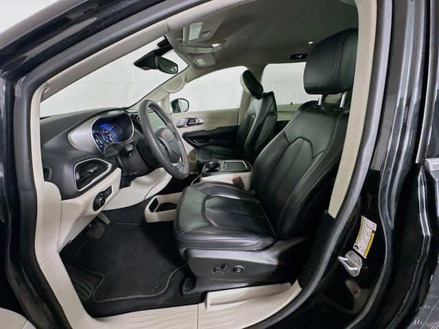 Photo of 2022 Brilliant Black Crystal Pearlcoat Chrysler Pacifica