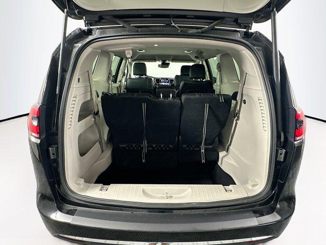 Photo of 2022 Brilliant Black Crystal Pearlcoat Chrysler Pacifica