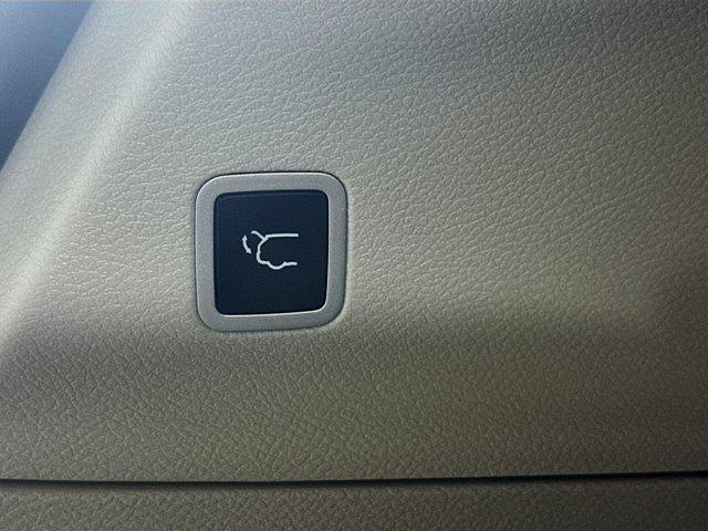 Photo of 2022 Brilliant Black Crystal Pearlcoat Chrysler Pacifica