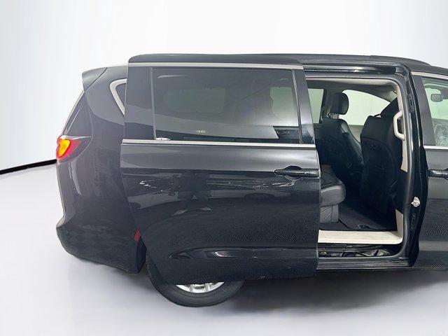 Photo of 2022 Brilliant Black Crystal Pearlcoat Chrysler Pacifica