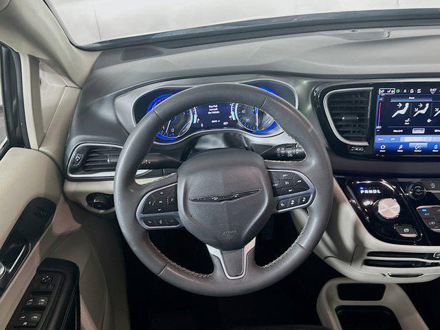 Photo of 2022 Brilliant Black Crystal Pearlcoat Chrysler Pacifica