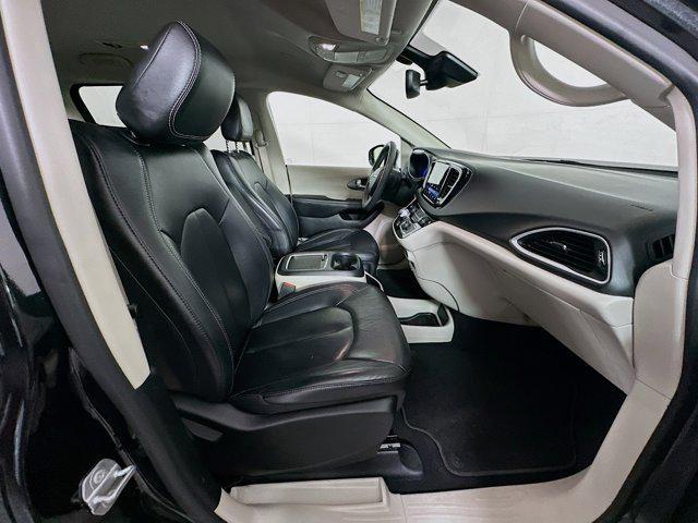 Photo of 2022 Brilliant Black Crystal Pearlcoat Chrysler Pacifica