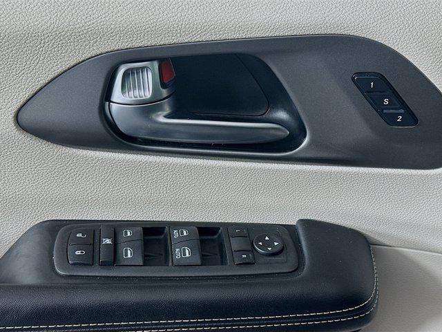 Photo of 2022 Brilliant Black Crystal Pearlcoat Chrysler Pacifica