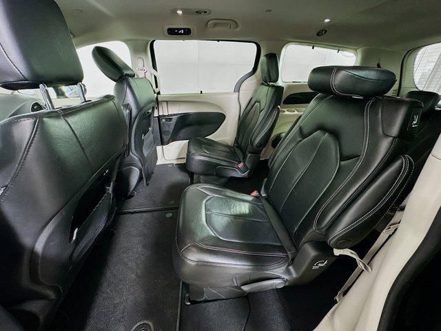 Photo of 2022 Brilliant Black Crystal Pearlcoat Chrysler Pacifica