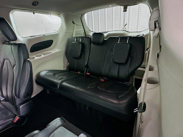 Photo of 2022 Brilliant Black Crystal Pearlcoat Chrysler Pacifica