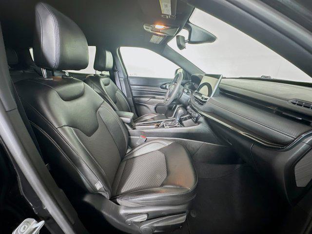 Photo of 2023 Diamond Black Crystal Pearlcoat Jeep Compass