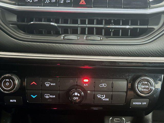 Photo of 2023 Diamond Black Crystal Pearlcoat Jeep Compass