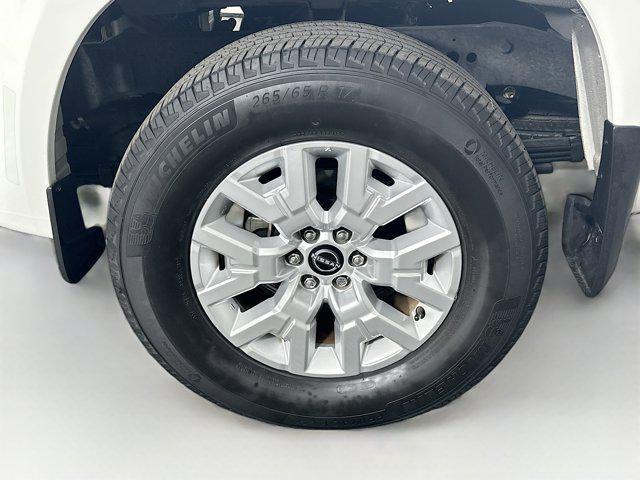 Photo of 2022 Glacier White Nissan Frontier