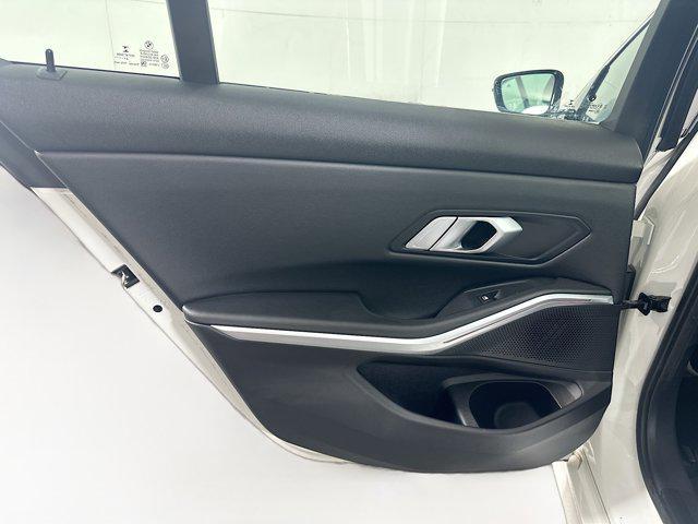 Photo of 2022 Alpine White BMW 330