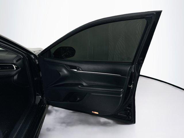 Photo of 2018 Midnight Black Metallic Toyota Camry