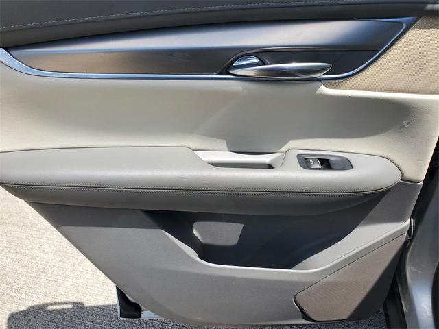 Photo of 2017 Radiant Silver Metallic Cadillac XT5