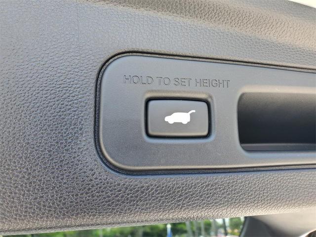 Photo of 2023 Platinum White Pearl Acura MDX