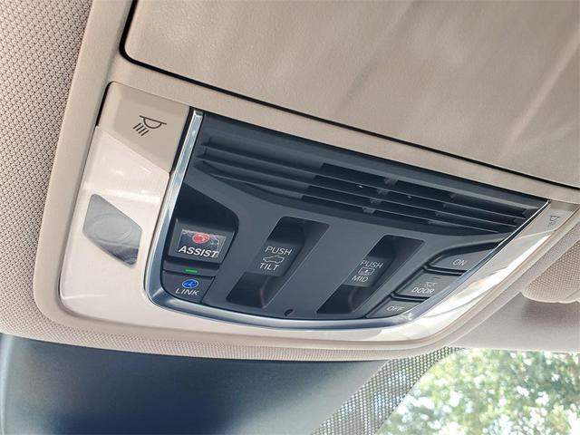 Photo of 2023 Platinum White Pearl Acura MDX