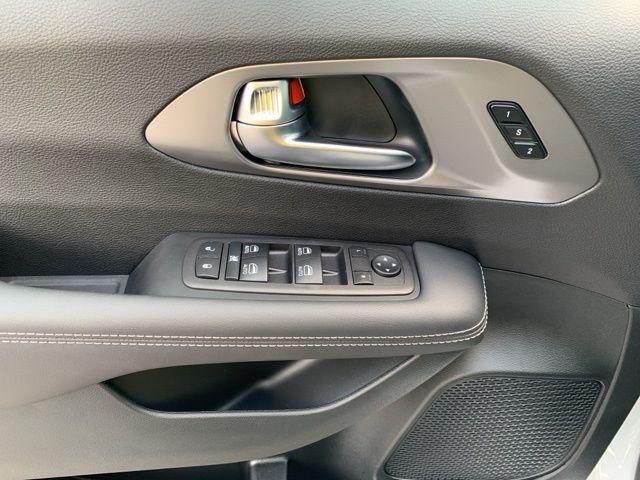 Photo of 2026 Bright White Clearcoat Chrysler Pacifica