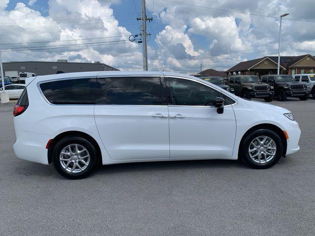 Photo of 2026 Bright White Clearcoat Chrysler Pacifica