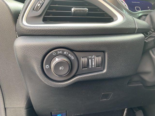 Photo of 2026 Bright White Clearcoat Chrysler Pacifica