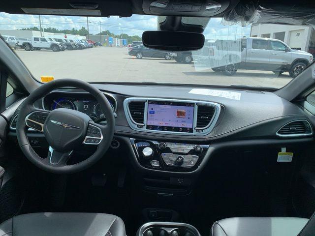 Photo of 2026 Bright White Clearcoat Chrysler Pacifica