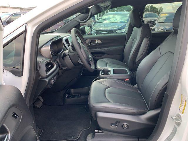 Photo of 2026 Bright White Clearcoat Chrysler Pacifica