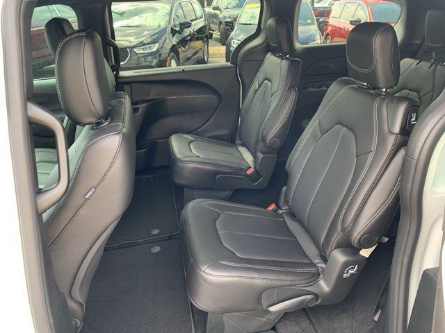 Photo of 2026 Bright White Clearcoat Chrysler Pacifica