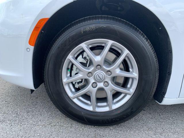 Photo of 2026 Bright White Clearcoat Chrysler Pacifica